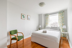 Modern - 3BR Triplex Apt -Near Trinity Bellwoods